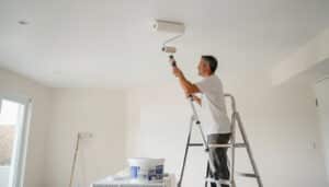 Quel rouleau choisir pour peindre un plafond sans traces